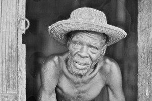 Sconosciuti e stranieri gli uni agli altri